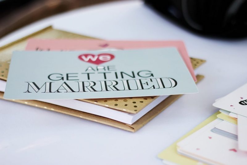 Zaproszenia na ślub - jak je pisać, a jak taktownie odmówić? Wzory.